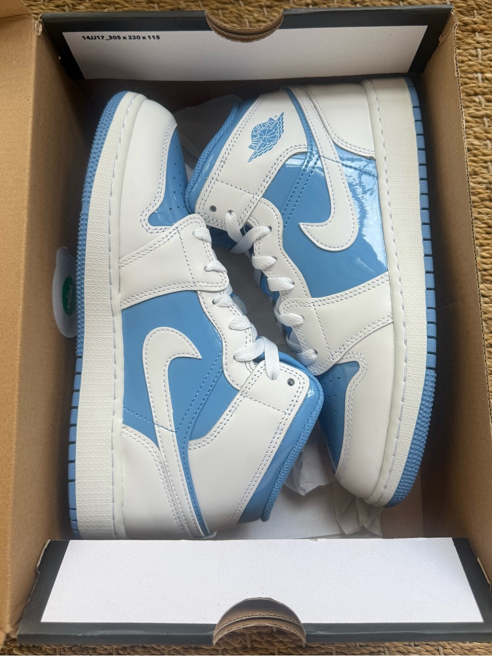 NEW Nike Air Jordan 1 Mid SE GS Legend Blue & White Size 6.5 Youth - Picture 3 of 3